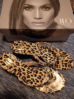 JLO Thong sandals featuring a leopard Print 71/2