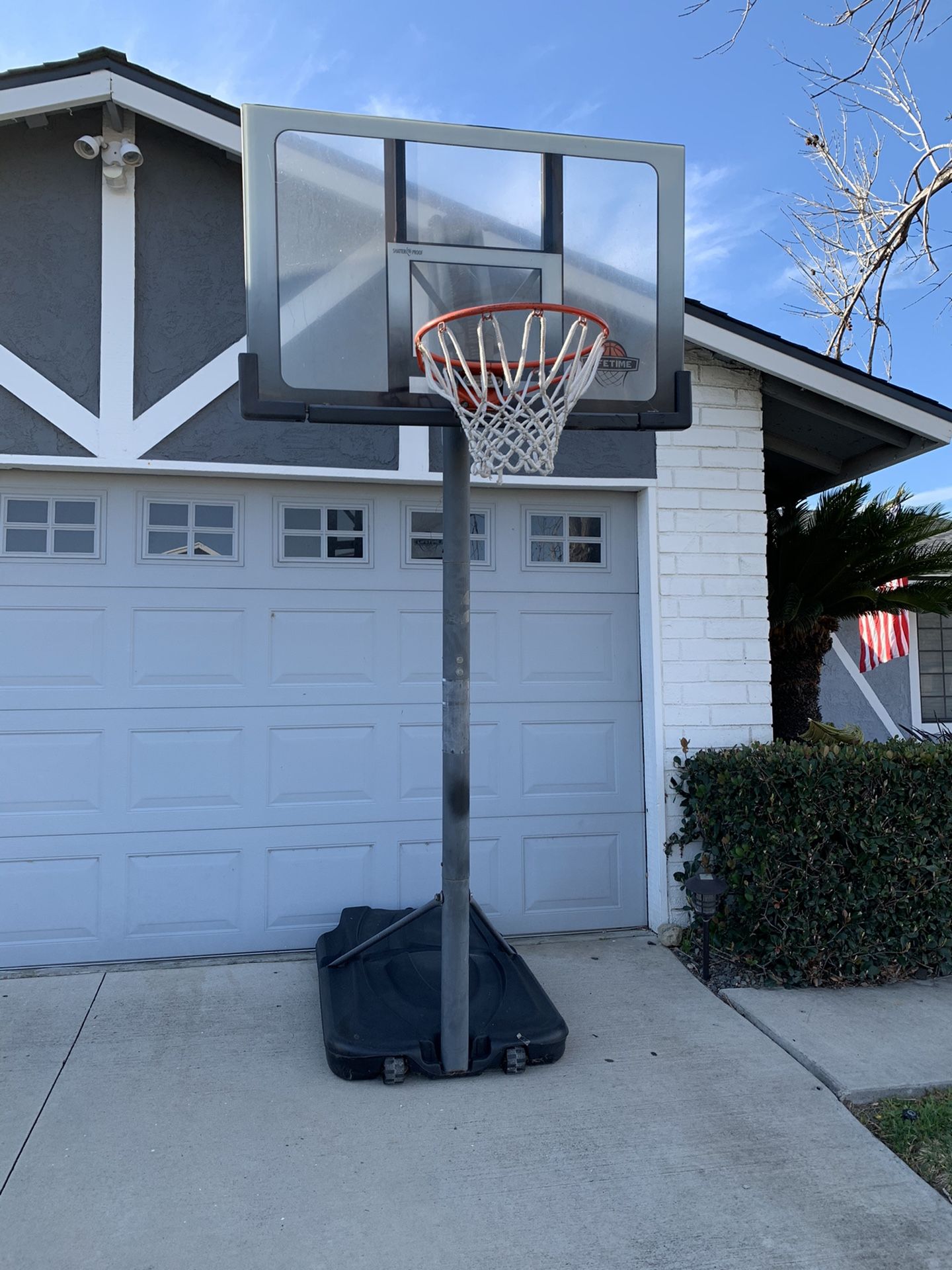 Basketball hoop