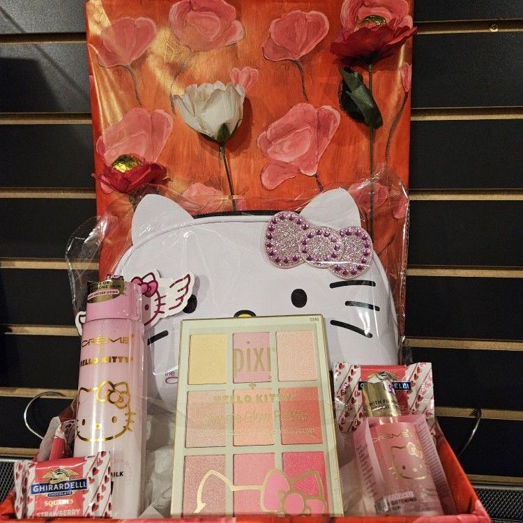 HELLO KITTY  GIFT BOX  INCLUDES  MAKE UP BAG   RARE HELLO KITTY MAKE-UP