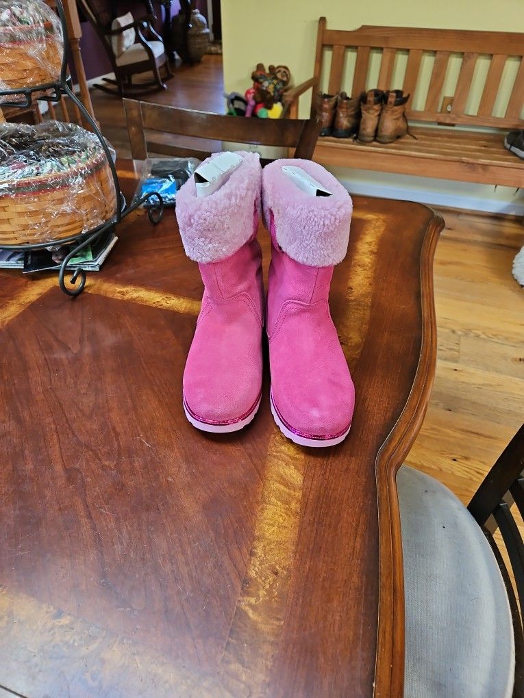 Brand New Uggs Size 4