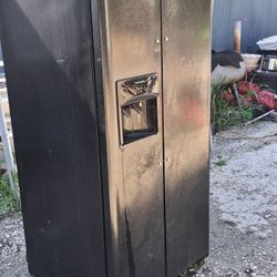Frigidaire Side-by-Side Refrigerator – Works Great