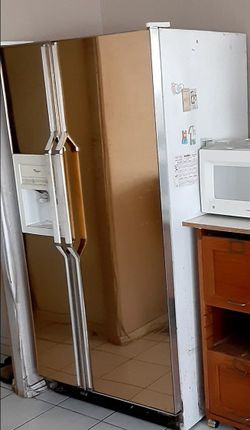Free! Free fridge! Must pick up