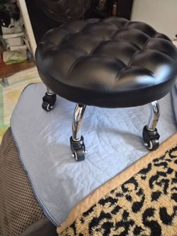 Roll around seat