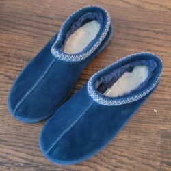 Boys Uggs size 6