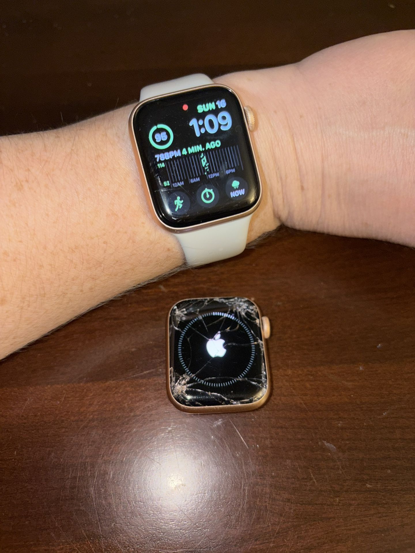 Apple Watch Series 5 40MM - cracked