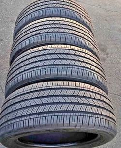 235/55/19 Michelin set de tires con 80% fr vids lad 4
