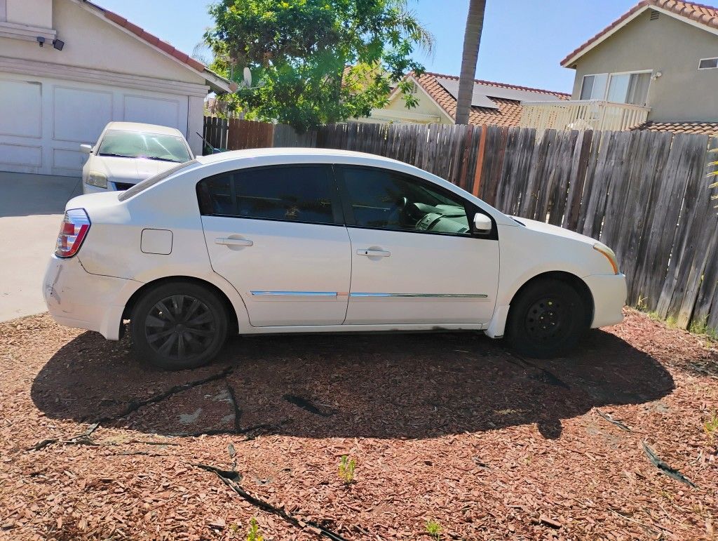 $2800 Obo 2010 Nissan Sentra Only 140,000 Miles