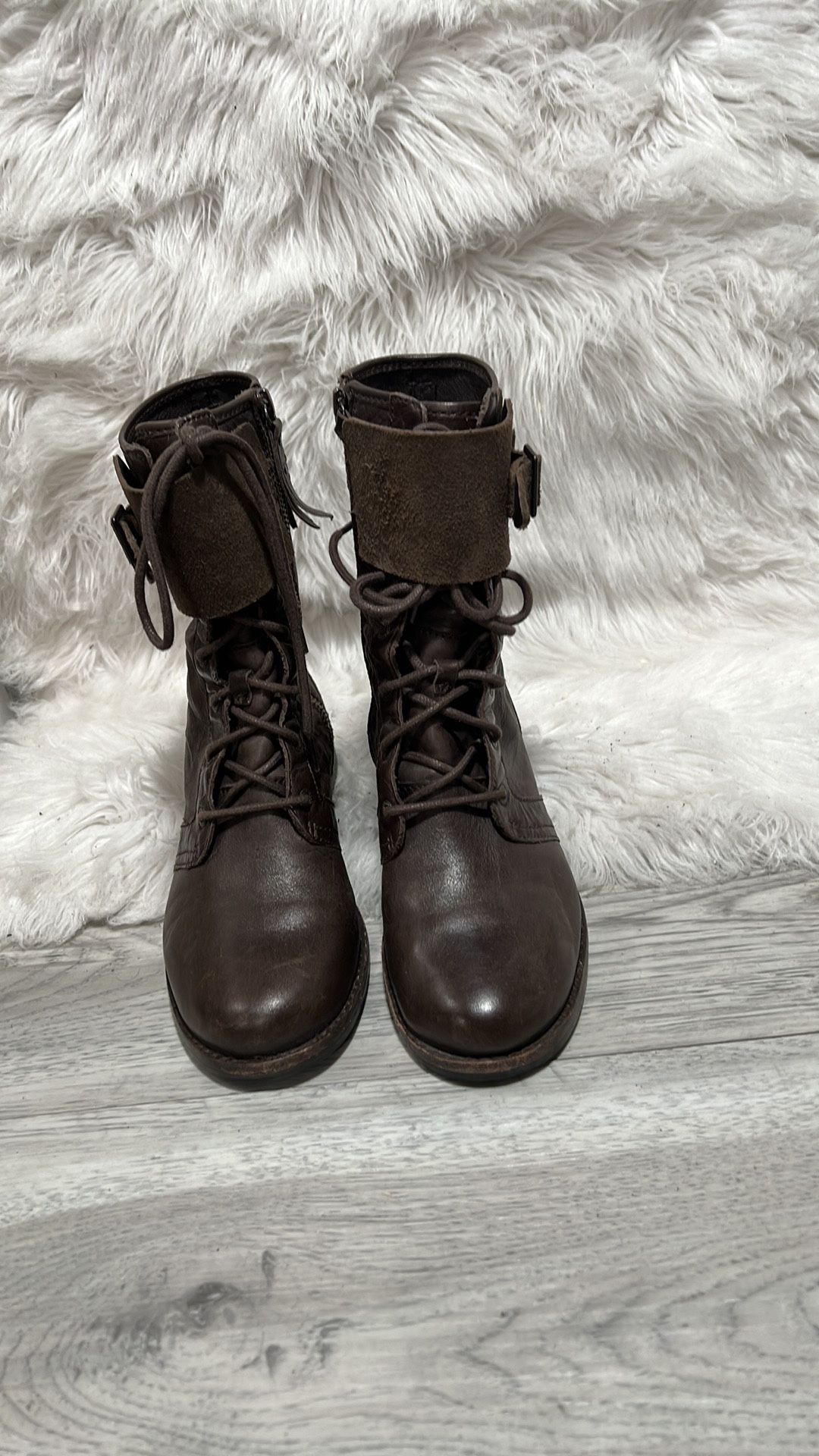 UGG MAAVERIK LODGE BROWN TEXTURED LEATHER BUCKLE BOOTS, WOMEN US 6