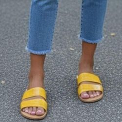 GBG Los Angeles Yellow crocodile embossed sandals with a boho vibe. Size 7 
