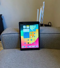 Apple iPad (6th Gen) - 32GB - Space Gray (Wi-Fi + Cellular Unlocked)