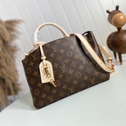 With leather trim and fabric lining. The padlock of the luggage tag highlights the brand travel inheritance.