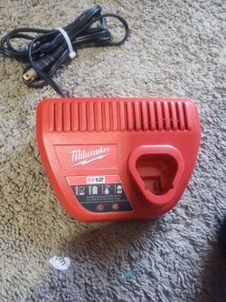 Milwaukee M 12 Charger 