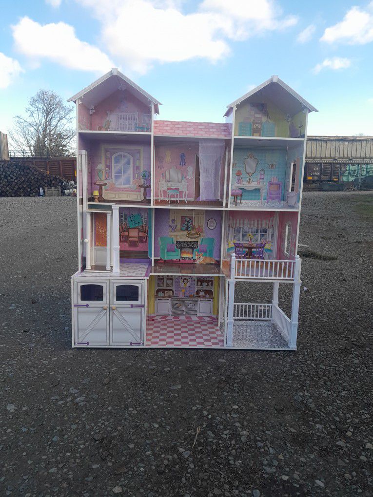 A Doll House In Good Condition 