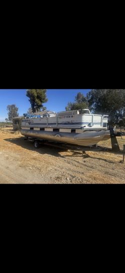 1994 Sun tracker Party barge