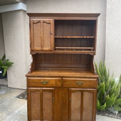 Selling A Beautiful Hutch In Great Condition 