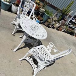 Heavy Duty Plastic Bistro Set Design Of Roses Excellent Condition 