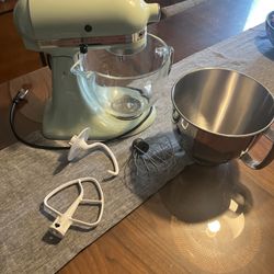 Kitchen Aid Stand Mixer With Accessories 