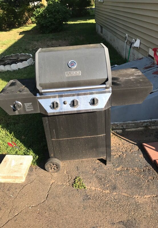 Working grill with full tank