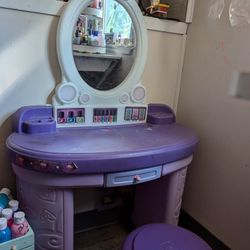 Girls Vanity W/Light