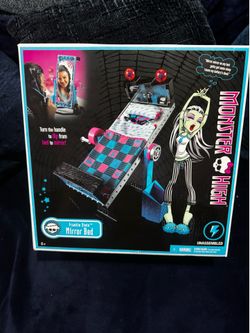 Monster High Frankie Stein Mirror Bed Furniture Playset Mattel Factory Sealed