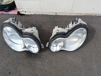 2001-2007 Mercedes C250/300/350 Headlights With Light Bulbs And Accessories Oem.