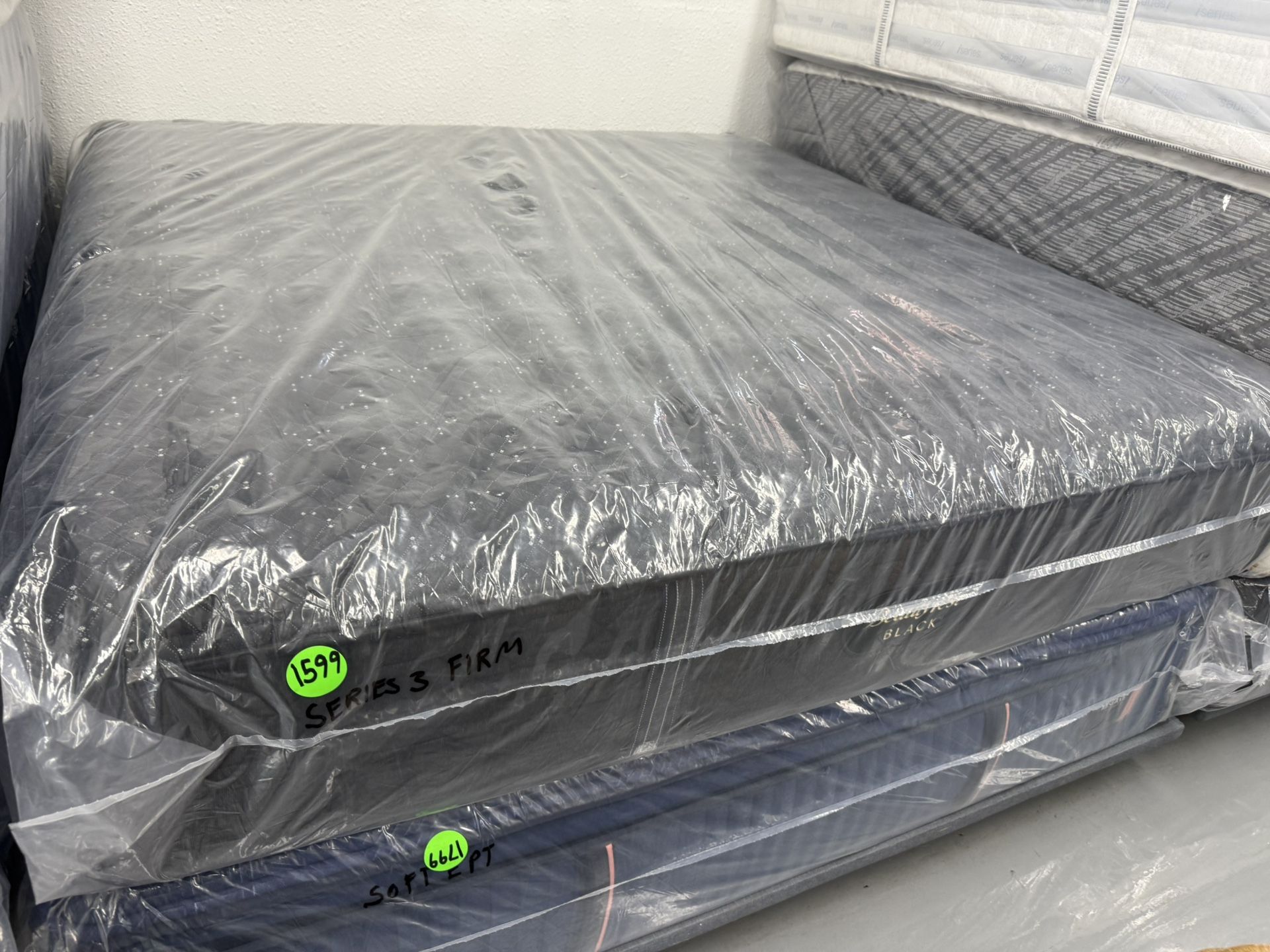 KING SIZE SIMMONS BEAUTYREST BLACK SERIES 3 (FIRM) MATTRESS & BOX SPRINGS BED SET