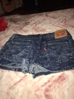 Levis shorts size 28