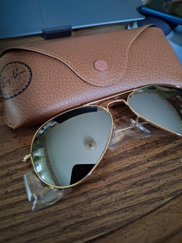 RAY BAN AVIATORS GOLD FRAME WITH SILVER MIRROR LENSES.