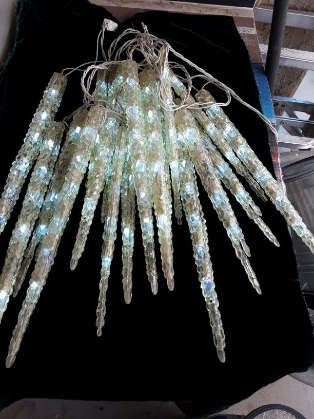 (1) 19 Piece 15",12"long, Twinkling icicle Lights