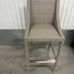 Contemporary indoor Outdoor Patio Rattan Bar Stool, Grey. The stool has metal frame and is in excellent condition. Very clean and ready to go! It’s cu