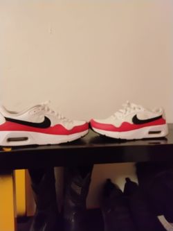 Nike women's tennis shoe