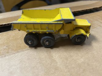 DUMP  TRUCK