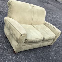  Good conditionSuper clean very strong Olive color loveseat