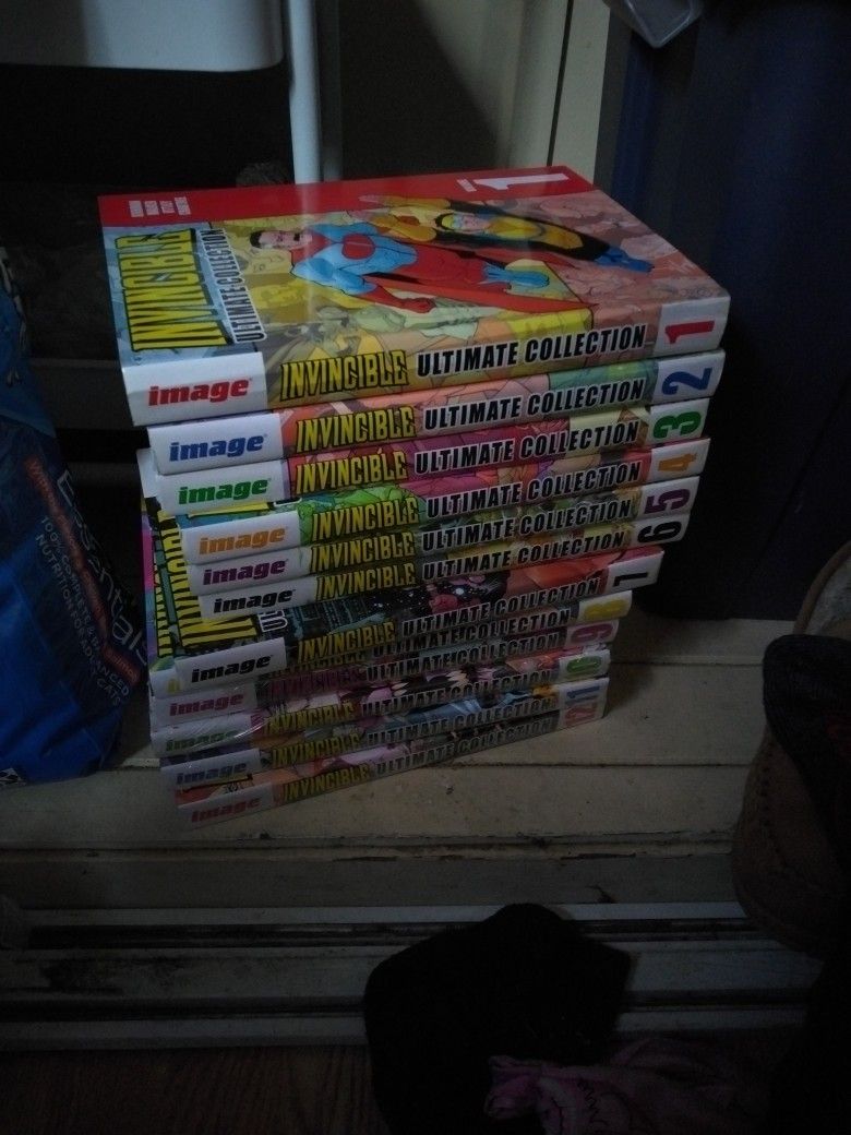 Invincible Ultimate Collection Volume 1-12 Complete Collection