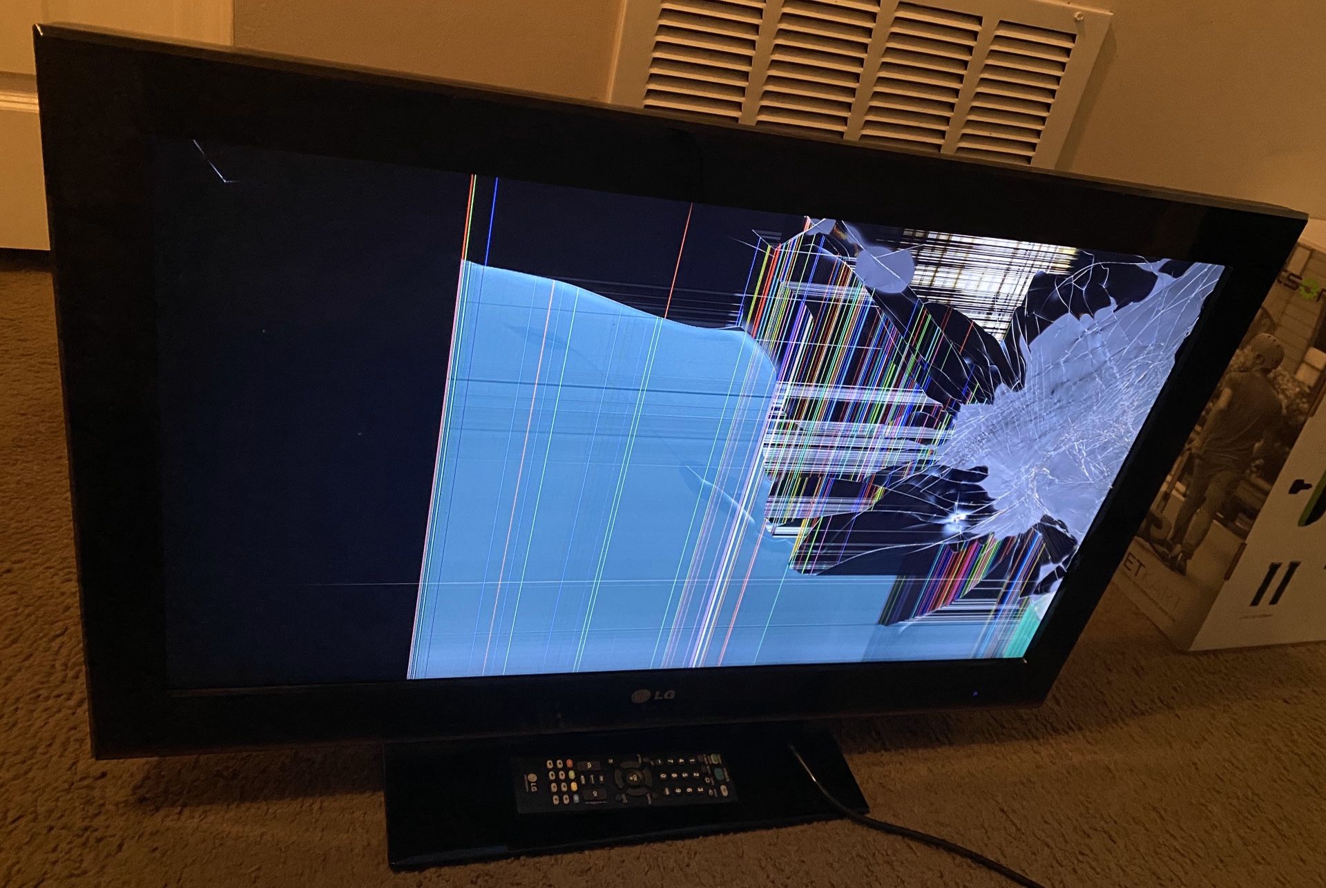 32 Inch Damaged Screen LG TV with Remote