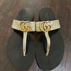 Gucci Gg Marmont Thong Flat Sandal Metallic Gold Leather Size 37 Us 7