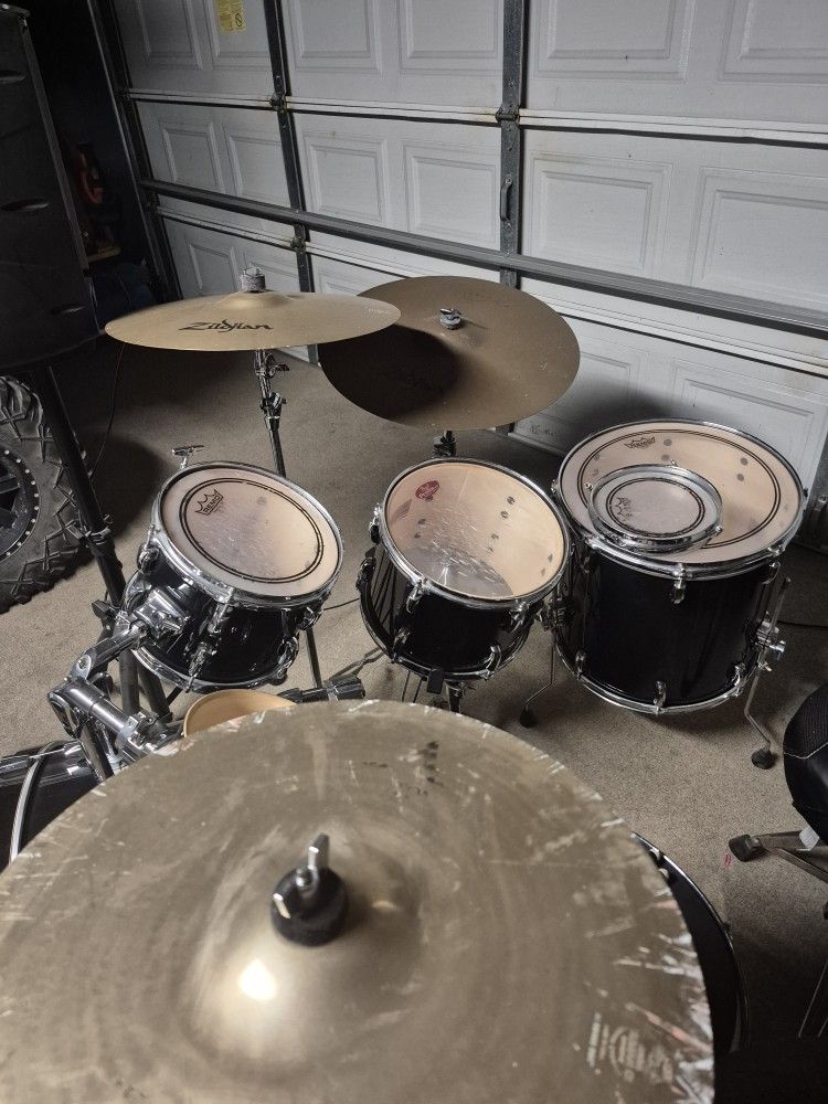 Pearl Drum Set 