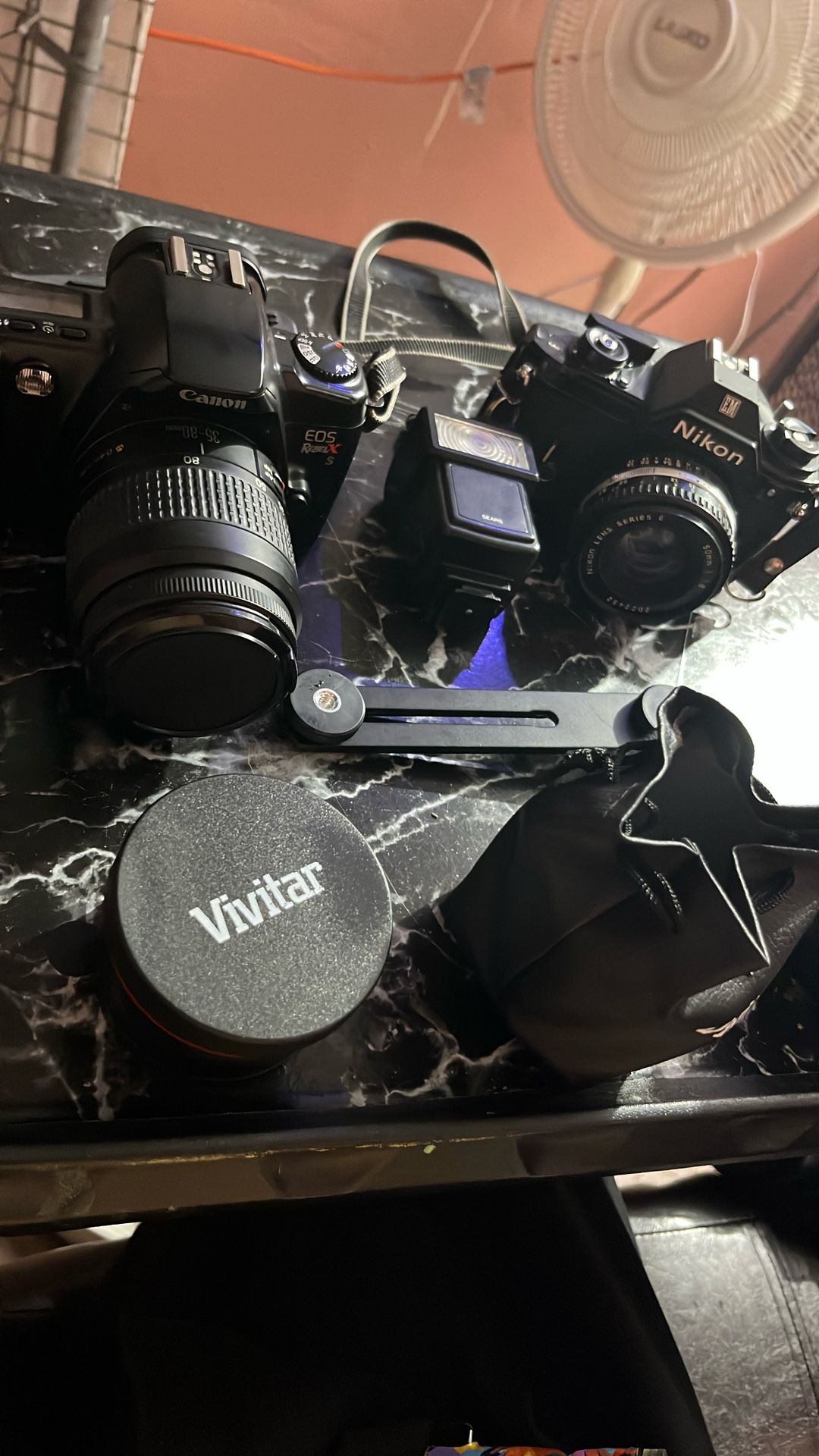 Canon Cámara And Nikon Camera With Visitar Lens And A Canon Lens One Flash