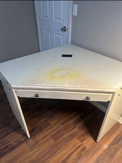 Corner desk
