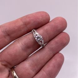 Round Diamond Engagement Ring (0.98 C.t) Cert!