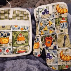 New and Never Used!!  Country Feel in this Set of Spirited Potholders!!