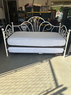 Daybed and pop up trundle