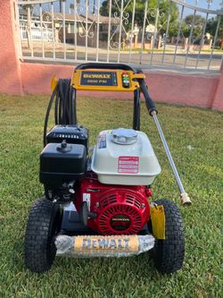 DEWALT 3600 PSI 2.5 GPM Gas Cold Water Professional Pressure Washer with HONDA GX200 Engine