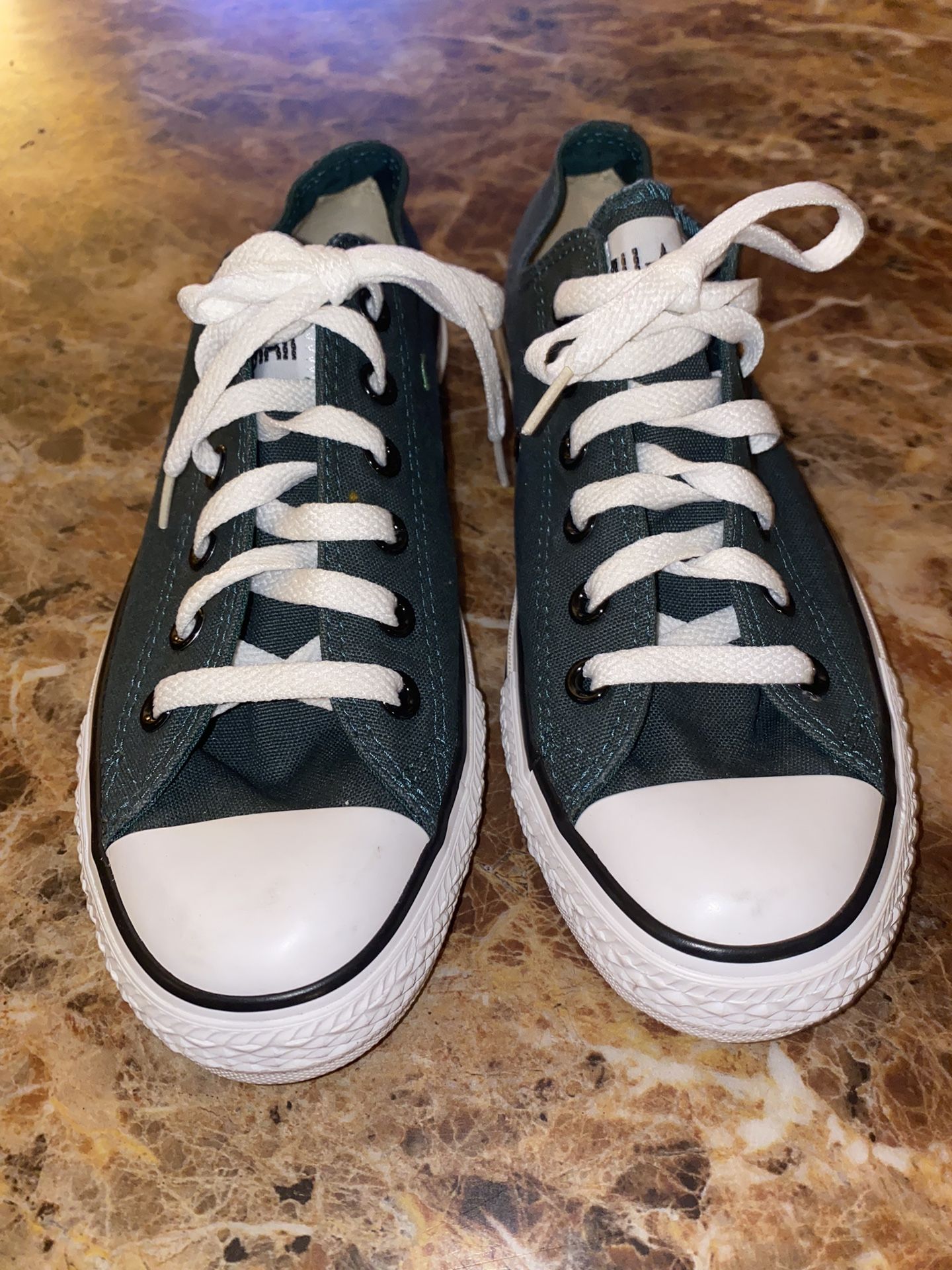 New Converse All Star Low Top Unisex-Men 5.5 / Woman Size 7.5