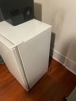 Mini fridge (Sanyo)
