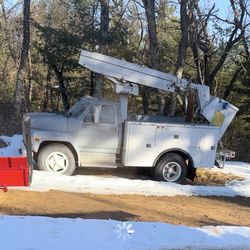 Ford  Bucket Truck / Utility Service Truck – As is