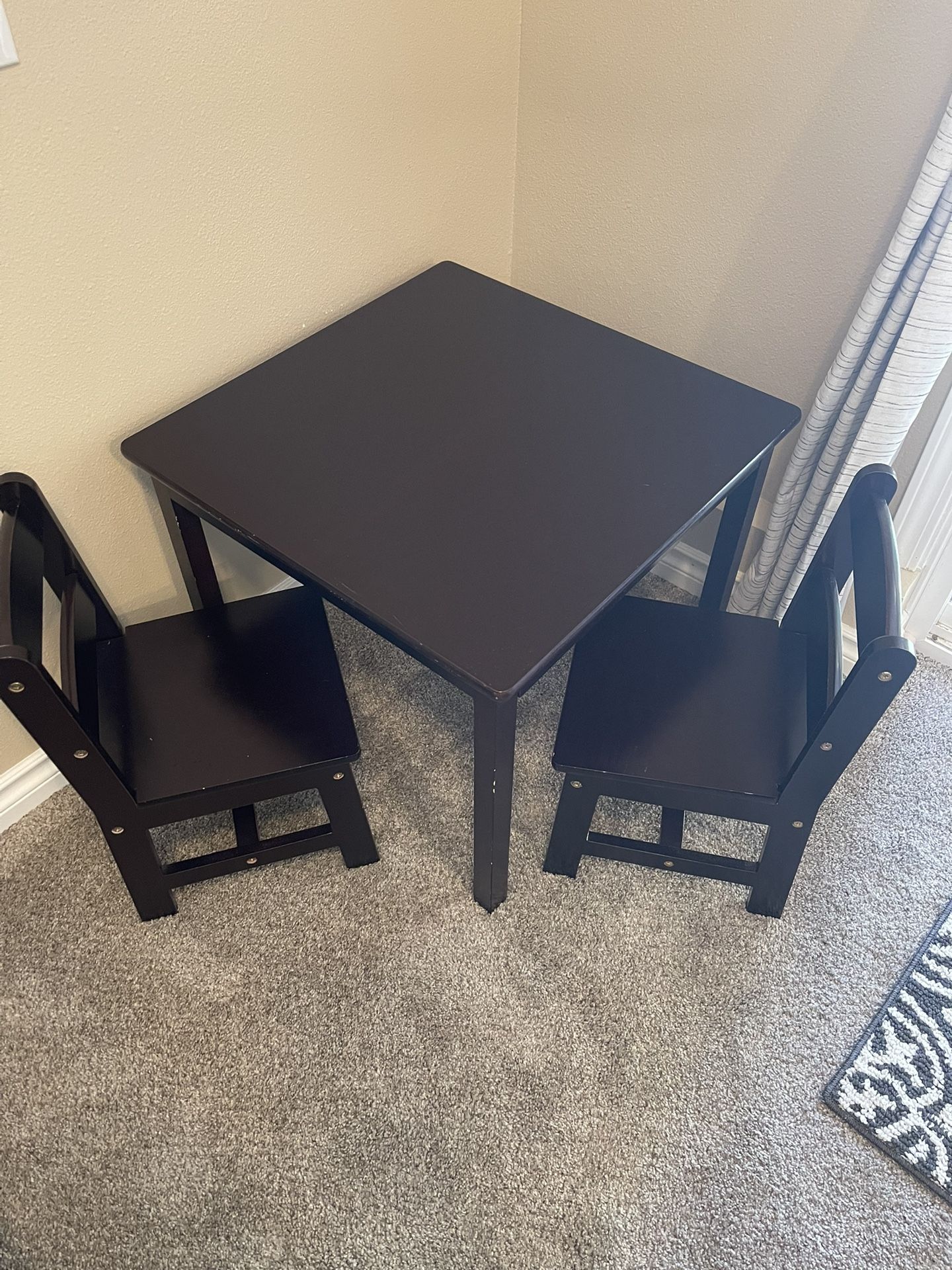 Kids table and chairs