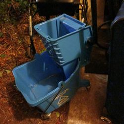 NEW MOP BUCKET WITH WRINGER 20 FINAL PRICE