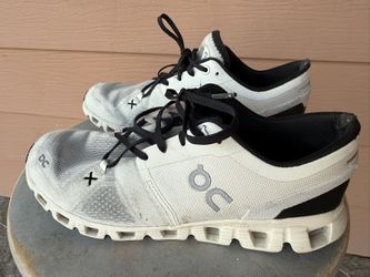 On Cloud X White/black Size 8Women