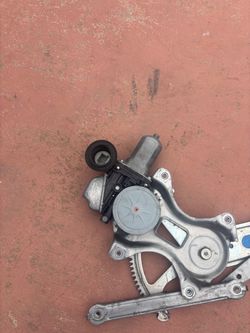 RIGHT PASSENGER SIDE REAR DOOR WINDOW REGULATOR MOTOR 2015 TOYOTA PRIUS 3ER GENERATION.